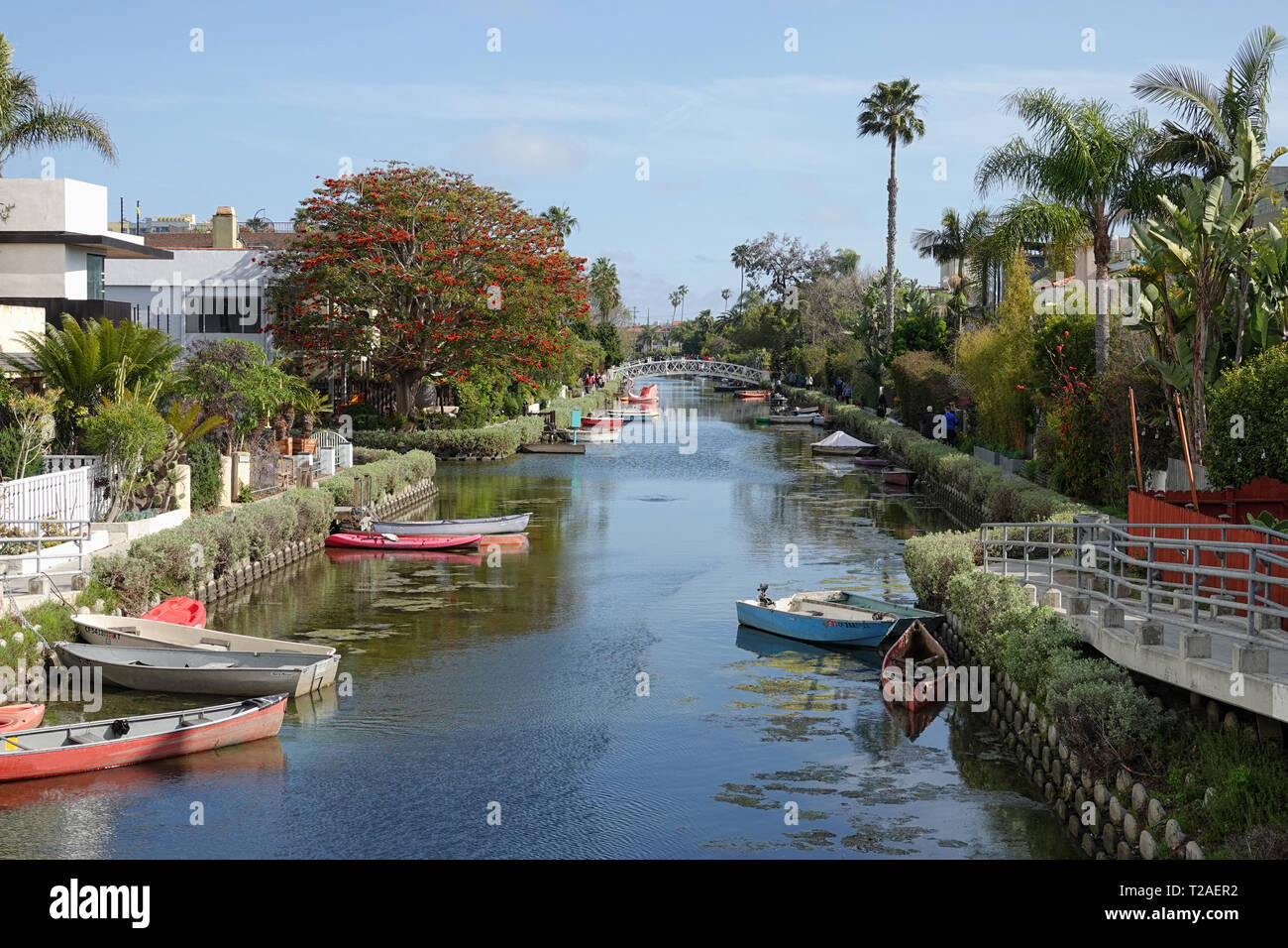 Venedig, CA/USA, 23. März 2019: Kleine Boote, Wohnungen und eine Brücke über das Wasser im Venedig Canal Historic District sind während des Tages dargestellt. Stockfoto