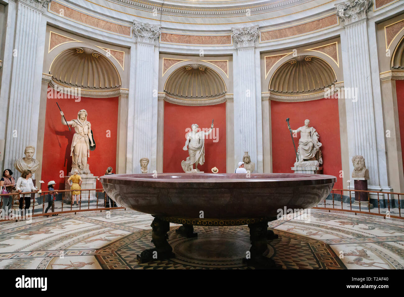 Rom, Italien, 22. Juni 2018: Panoramablick auf Innen- und architektonische Details der Galerie der Vatikanischen Museen Stockfoto