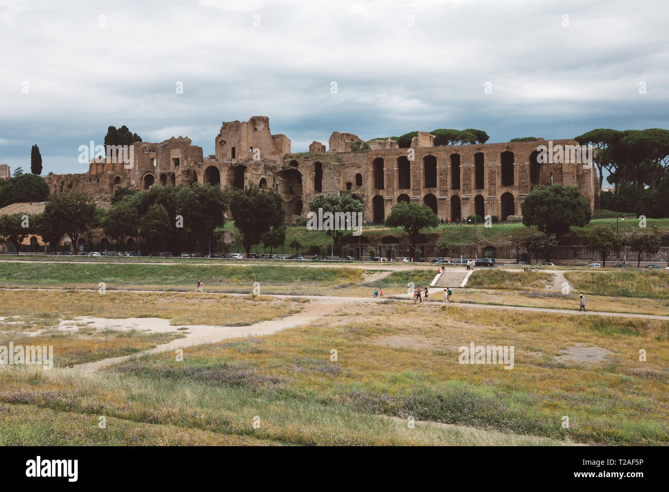 Rom, Italien, 23. Juni 2018: Panoramablick auf den Tempel des Apollo Palatinus auf Palatin Hügel des antiken Rom und Circus Maximus (Circo Massimo) ist ein Stockfoto
