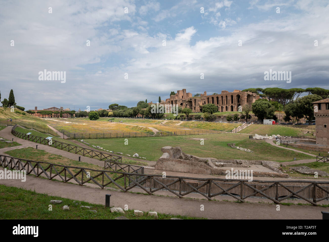 Rom, Italien, 23. Juni 2018: Panoramablick auf den Tempel des Apollo Palatinus auf Palatin Hügel des antiken Rom und Circus Maximus (Circo Massimo) ist ein Stockfoto