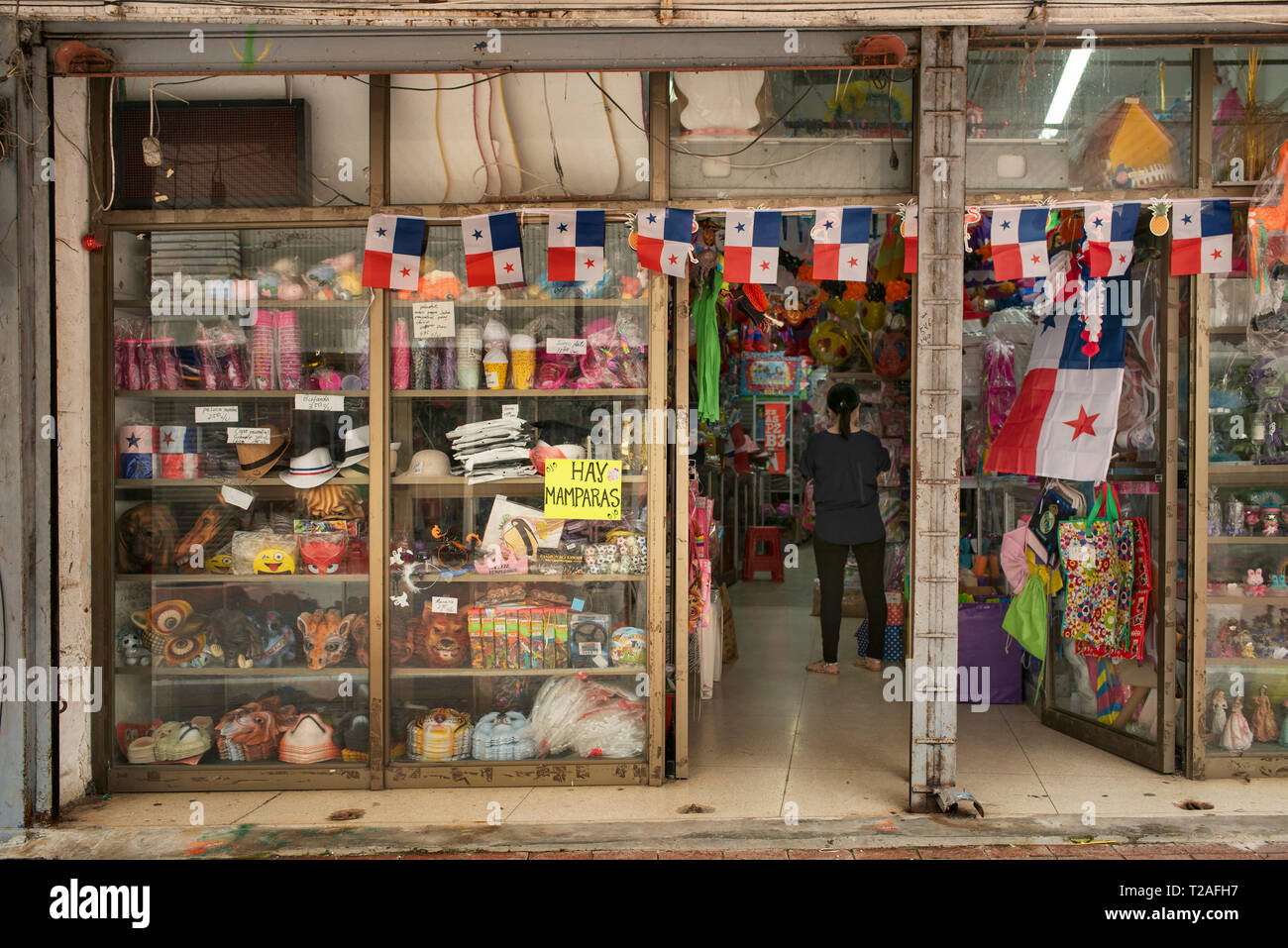Schaufenster der Chinesischen - Kunststoffprodukte und Fancy Dress Accessoires auf der Avenida Central, Downtown Panama City laufen. Panama, Mittelamerika. Okt 2018 Stockfoto