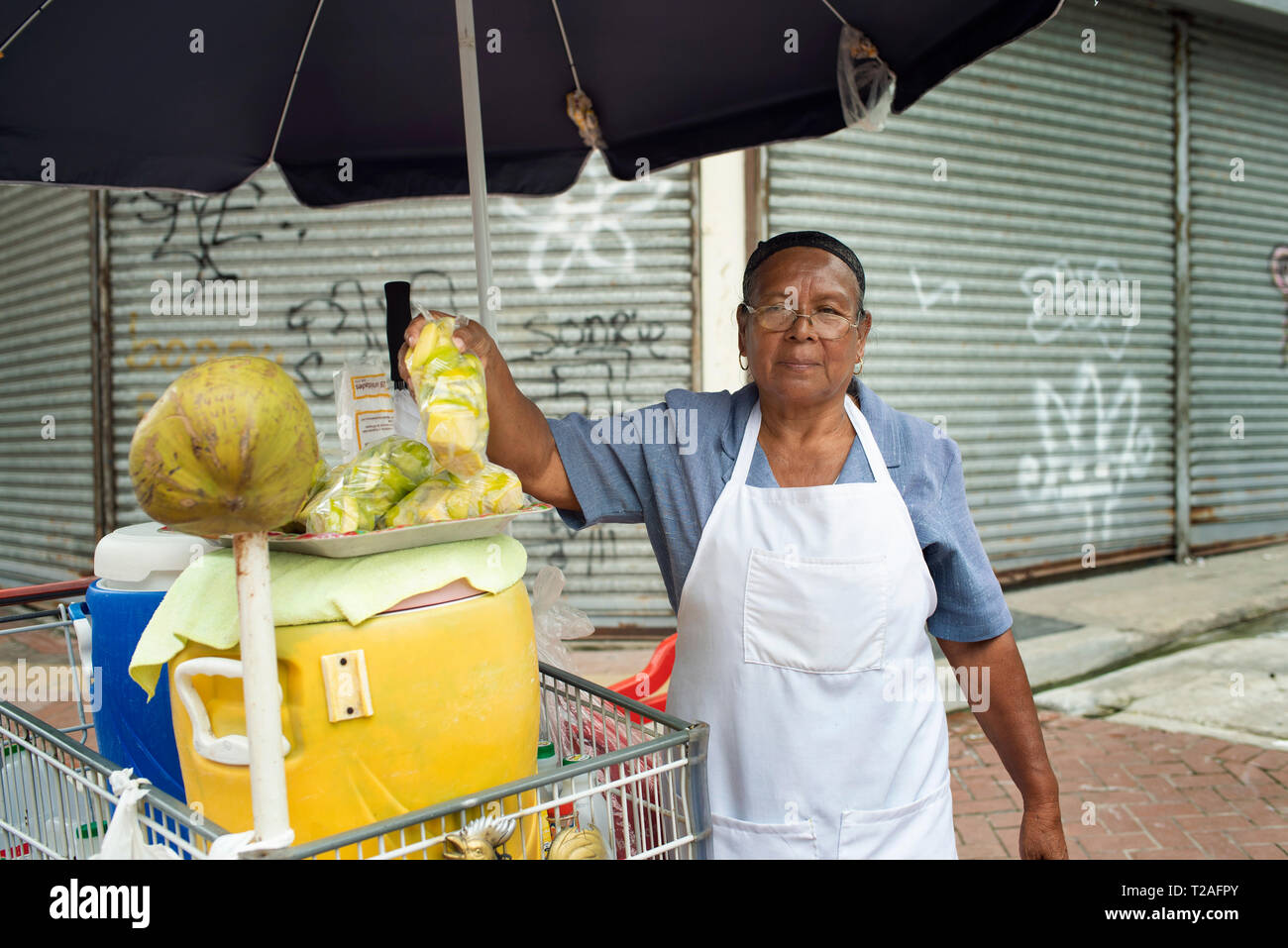 Lokale Frau verkaufen Obst auf der Haupteinkaufsstraße, Avenida Central. Panama City, Panama. Nur für den redaktionellen Gebrauch bestimmt. Okt 2018 Stockfoto