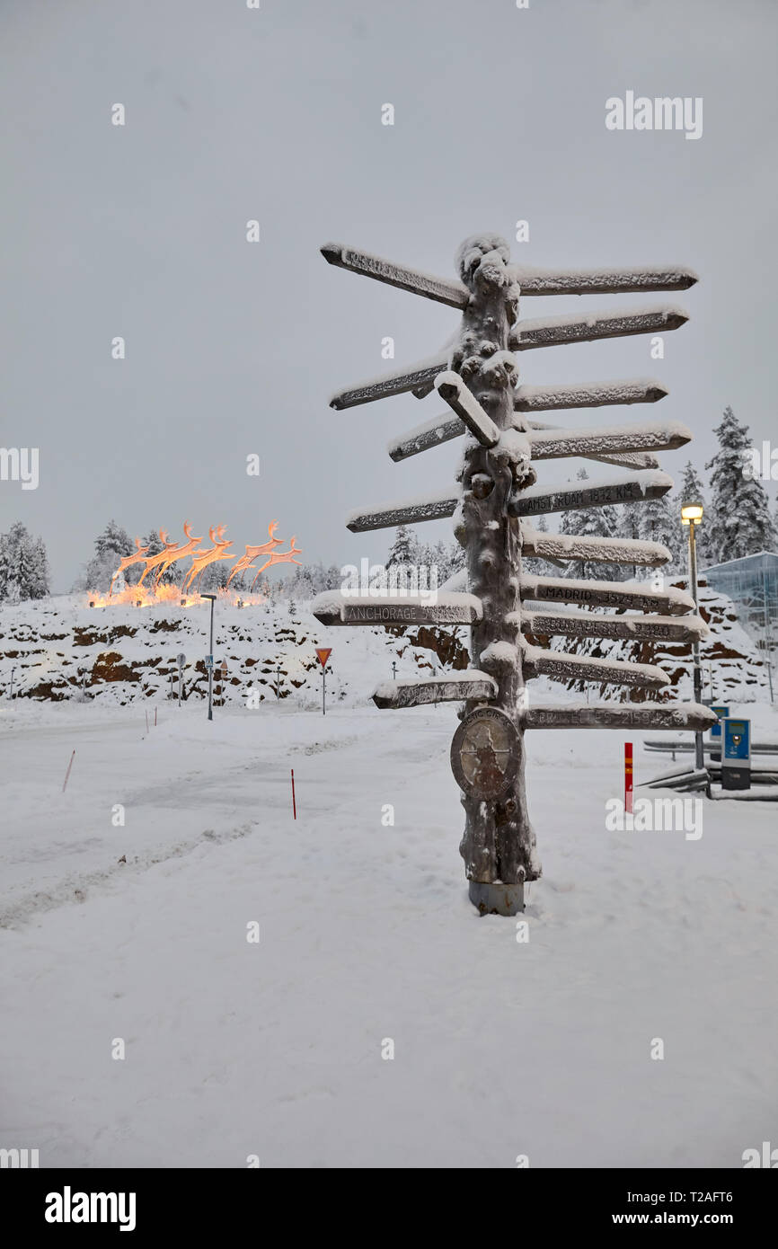 Milages Schild für Touristen außerhalb der Flughafen Rovaniemi, die Hauptstadt von Lappland in Finnland Stockfoto