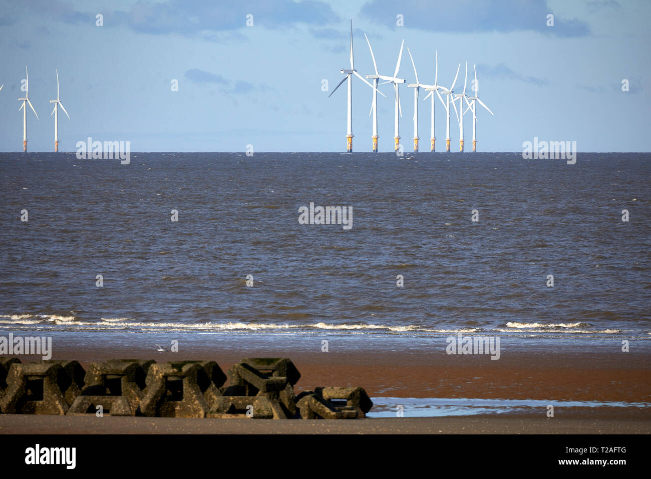 New Brighton Badeort Wallasey, Wirral, Merseyside, England. Offshore Wind Farm an der Küste der Irischen See Stockfoto
