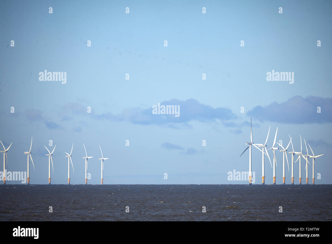 New Brighton Badeort Wallasey, Wirral, Merseyside, England. Offshore Wind Farm an der Küste der Irischen See Stockfoto