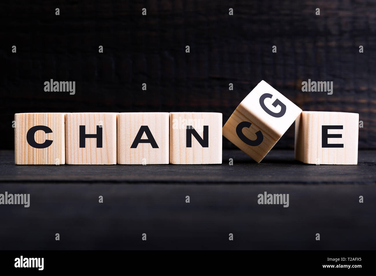 Holzwürfel flip mit Wort 'Ändern' zu 'Chance' auf Holz Tisch, persönliche Entwicklung und Karriere Wachstum oder selbst ändern Konzept Stockfoto