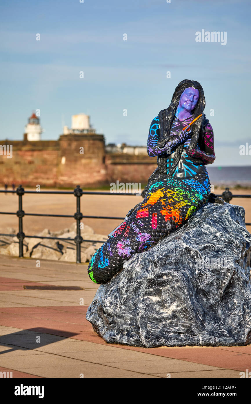 New Brighton Badeort Wallasey, Wirral, Merseyside, England. New Brighton Mermaid Trail", lebensgroße "Meerjungfrau Statuen auf der Basis der 18. Jahrhunder t Stockfoto