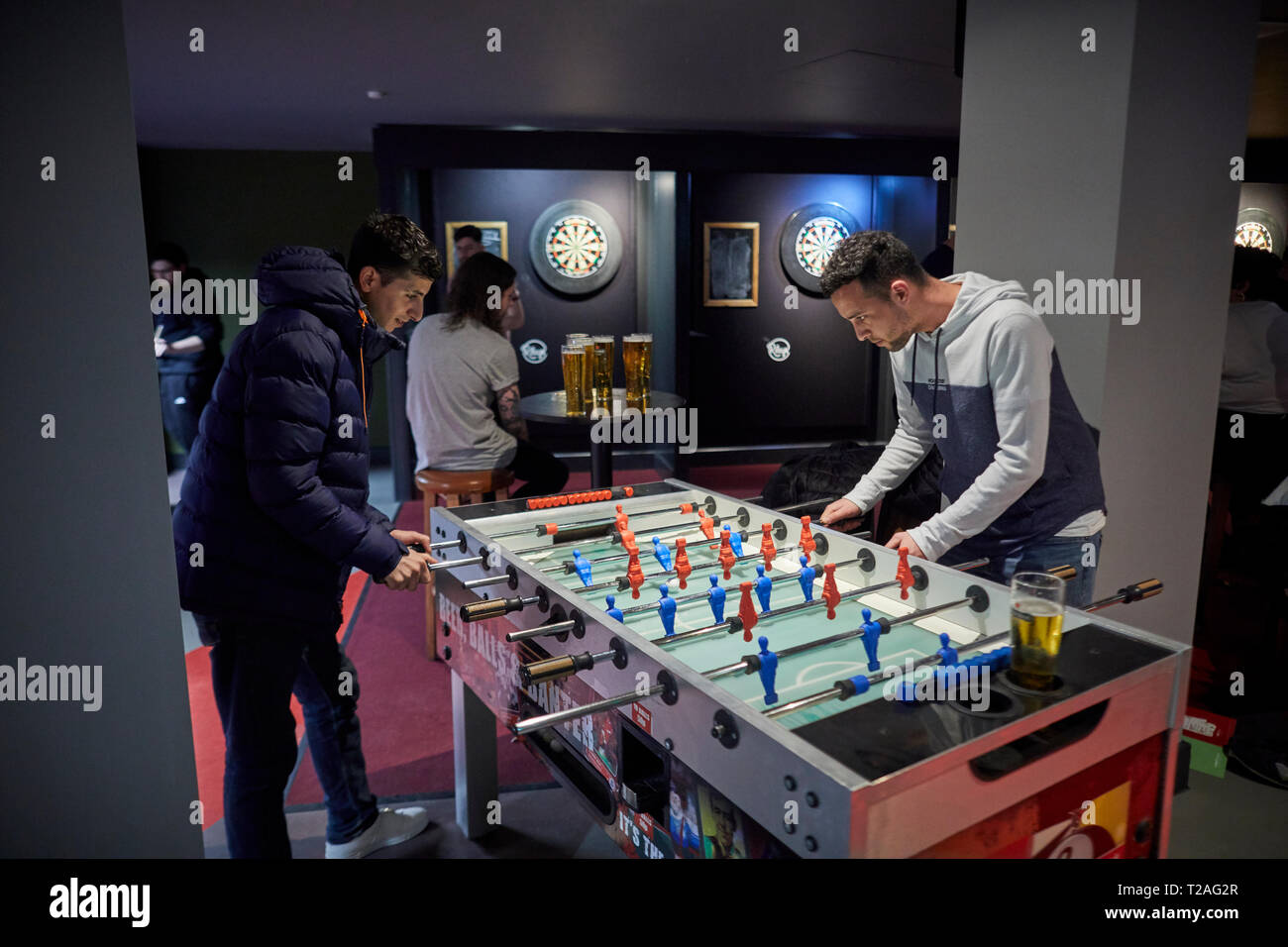 Tischfußball bar in RILEYS LIVERPOOL renoviert Snooker hall Hosting mit großem Bildschirm live Fußball Stockfoto