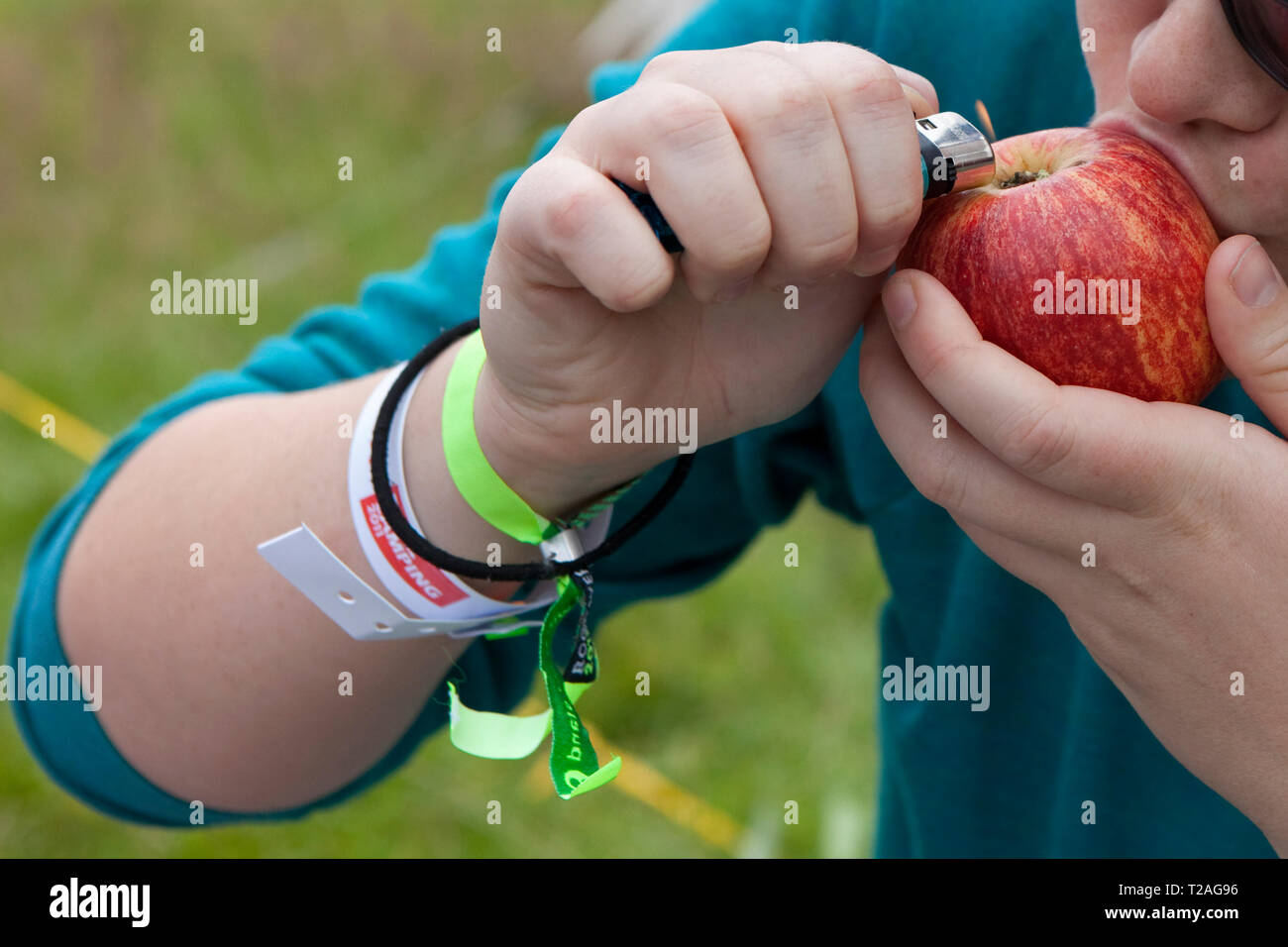 WERCHTER - amerikanisches Mädchen rauchen ein Apple bong am Rock Festival. Stockfoto