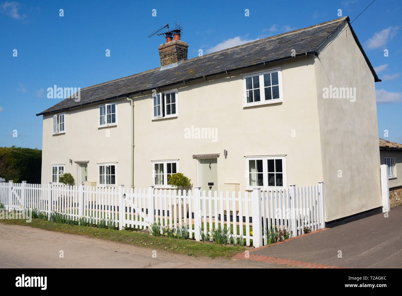 Zwei Etagen Doppelhaushälfte weißes Land Häuser mit Vorgarten und weißen Zaun in England, Großbritannien Stockfoto