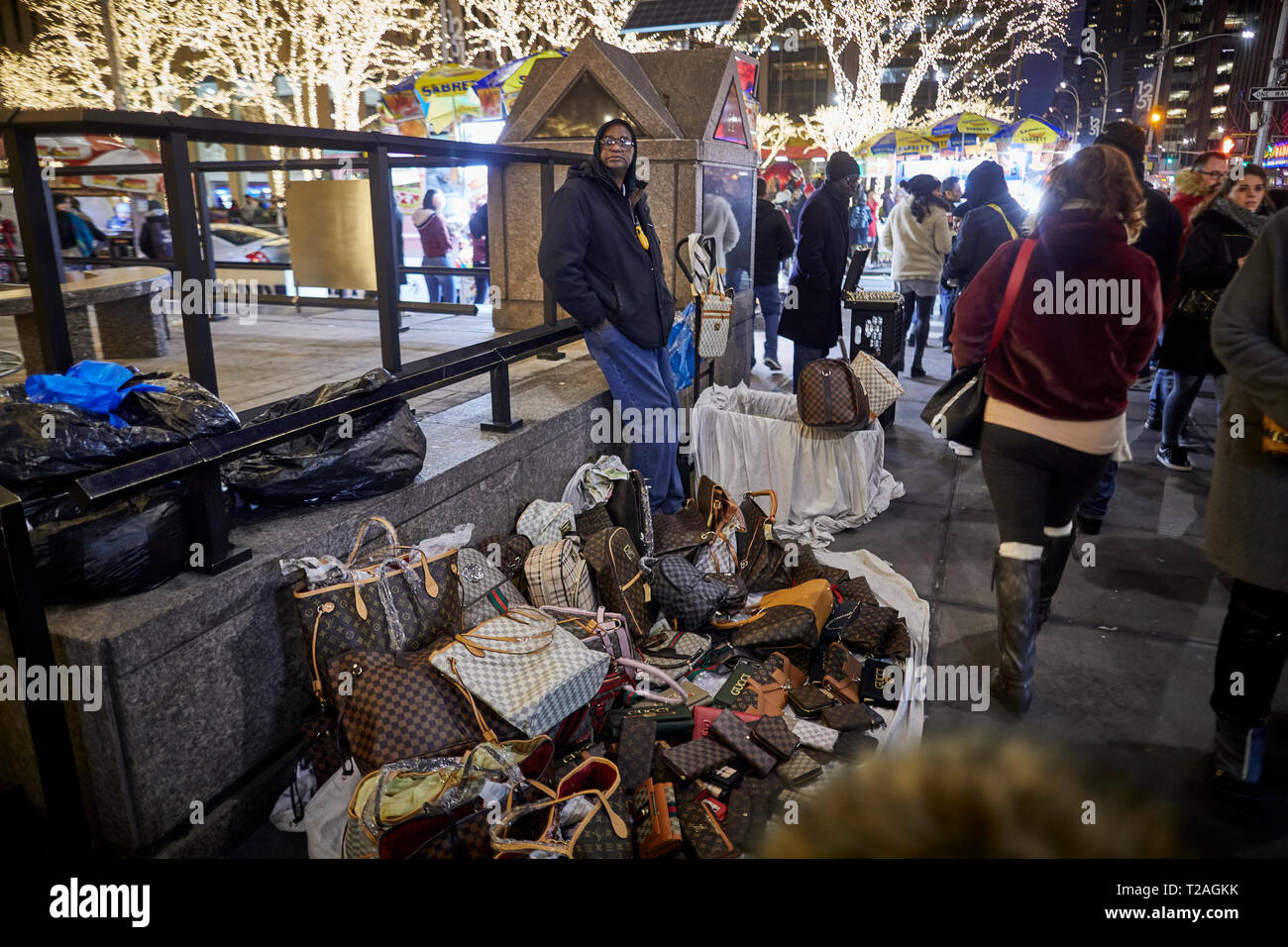 New York Manhattan Bürgersteig Verkäufer der Verkauf gefälschter Fake designer handtaschen an der 6th Avenue Stockfoto