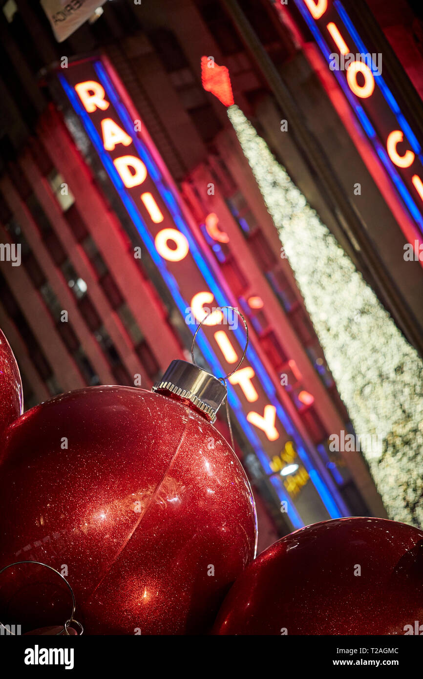 Große überdimensionale Riese christbaumkugeln Christbaumschmuck, 6. Avenue, Manhattan, New York bei Nacht Stockfoto