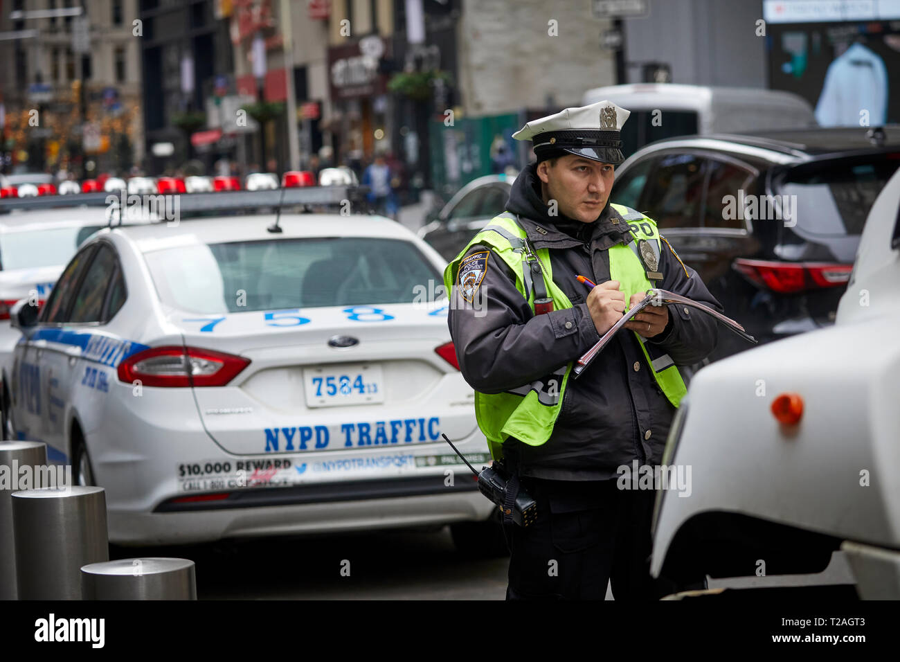 Verkehr Offizier für NYPD schreiben einen Parkplatz Verletzung ticket USA Manhattan, New York Stockfoto