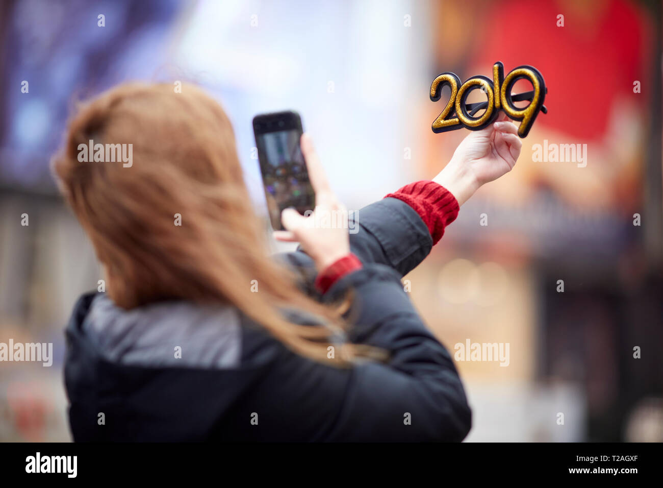 New York Manhattan Tourist mit einem 2019 hew Jahr posing Gläser in Times Square USA Stockfoto