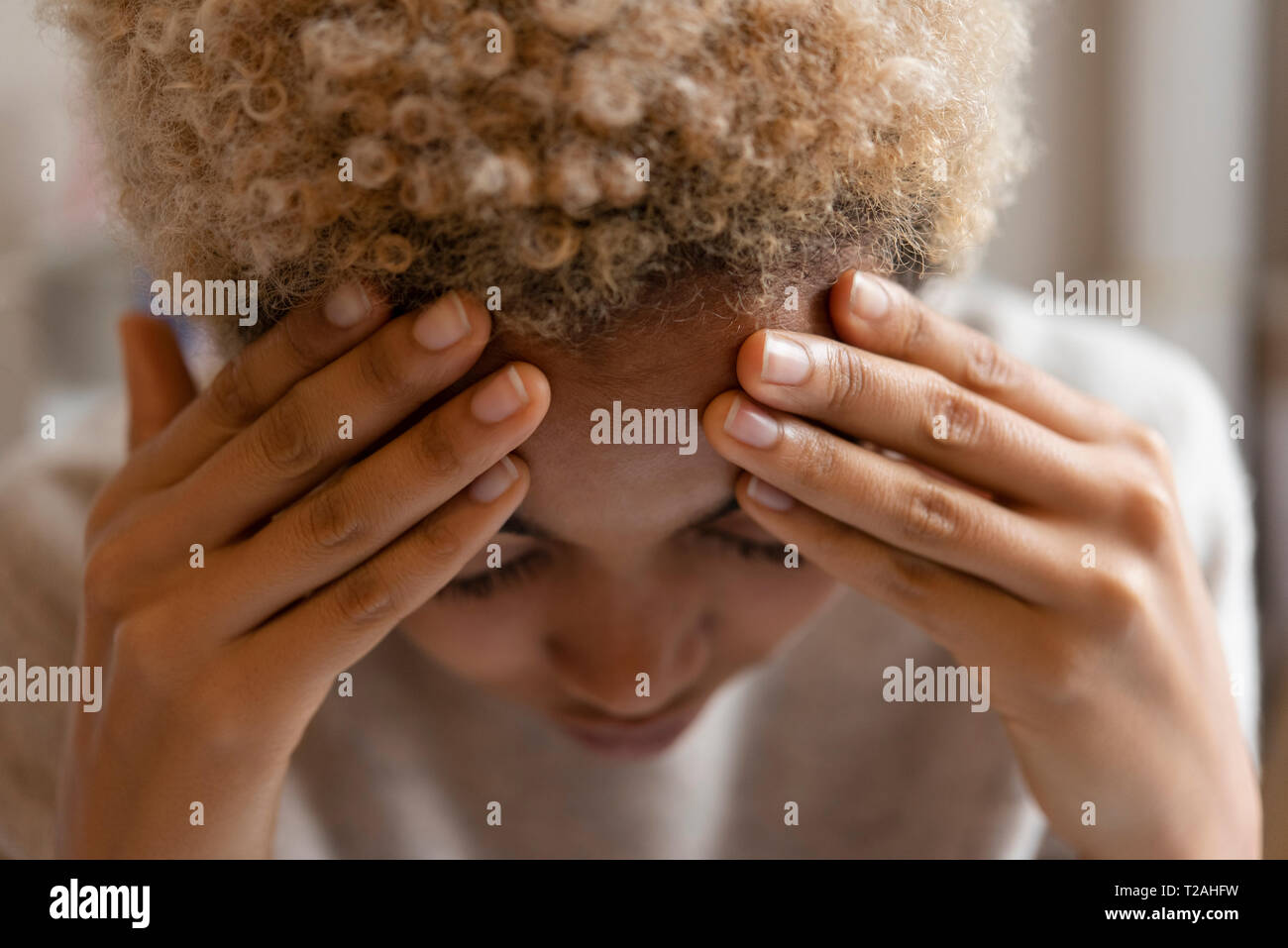 Frau mit Kopfschmerzen reiben Stirn Stockfoto