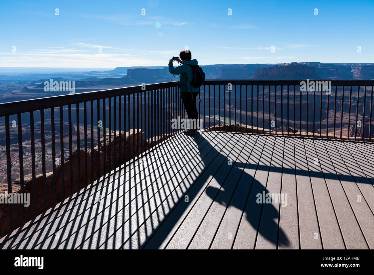 Frau machen Fotos auf Beobachtungspunkt in Dead Horse Point State Park in Utah, USA Stockfoto