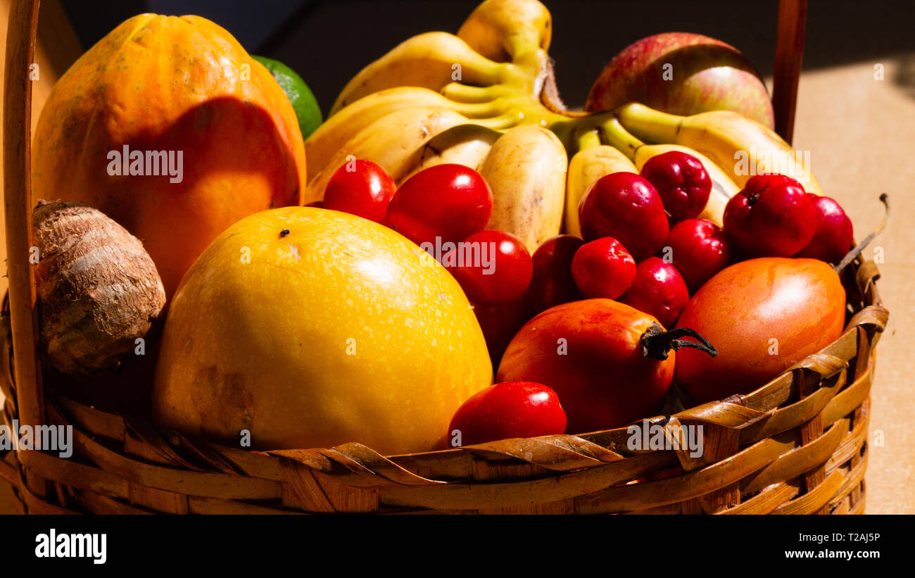 Korb mit Vielfalt von tropischen Früchten. Stockfoto