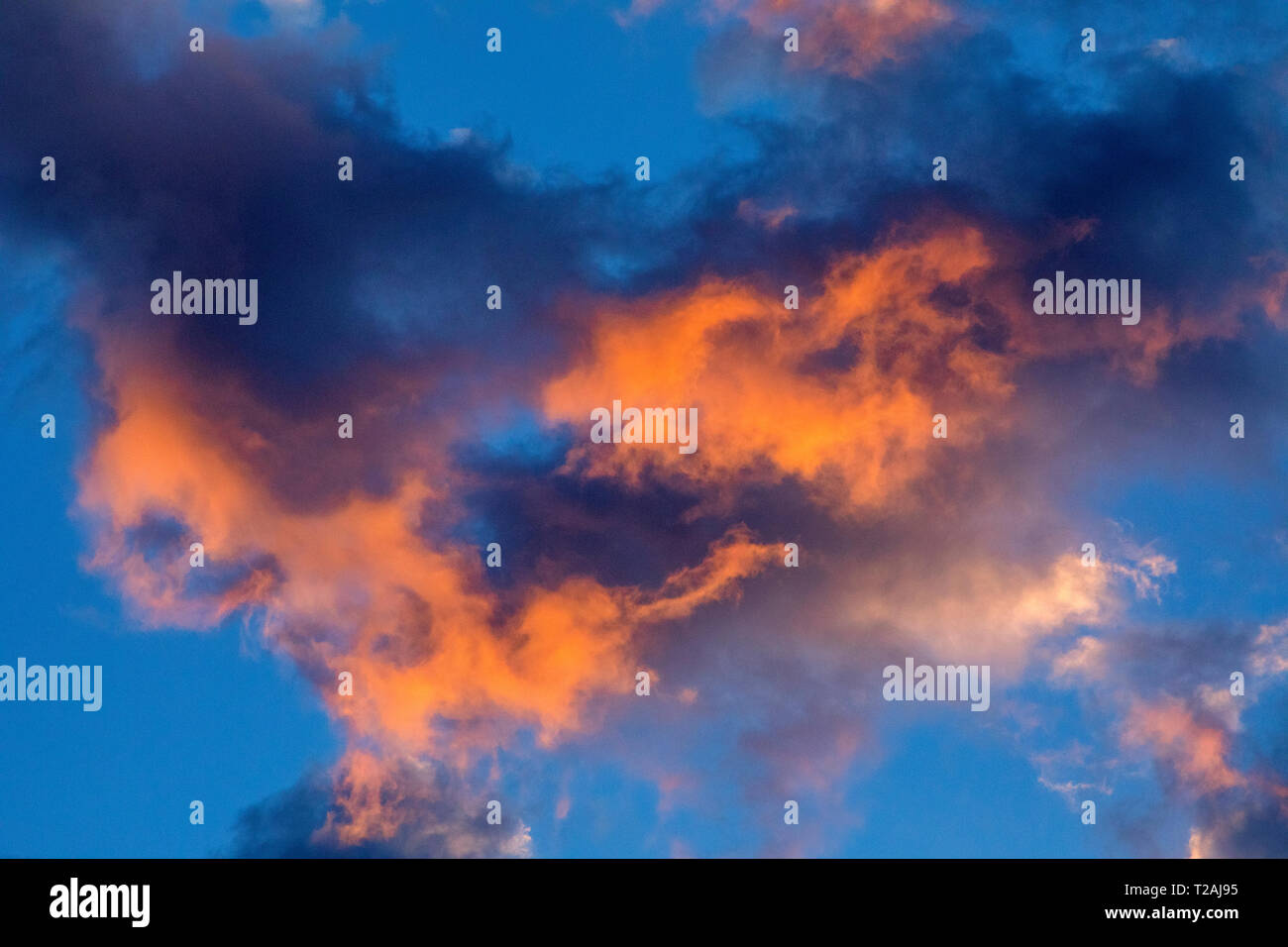 Wolkengebilde bei Sonnenuntergang Stockfoto