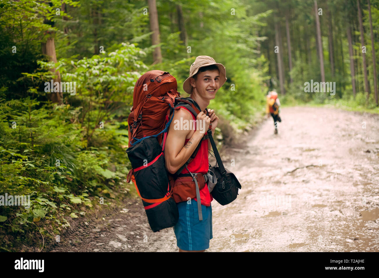 Junge Menschen Wandern in Wald am Karpatenbogens, Ukraine Stockfoto