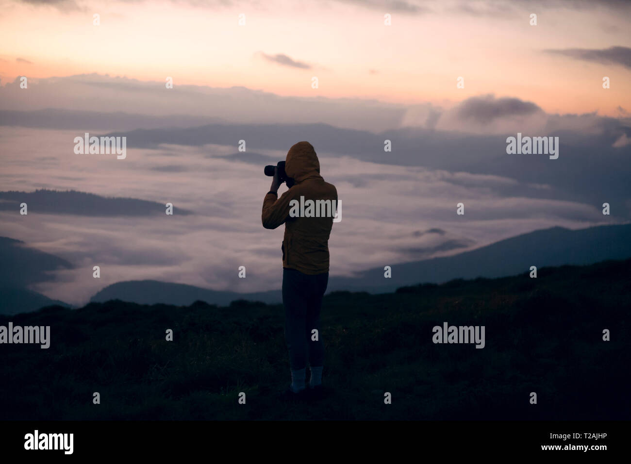 Silhouette der junge Mann Fotografieren bei Sonnenuntergang in den Karpaten Gebirge Stockfoto