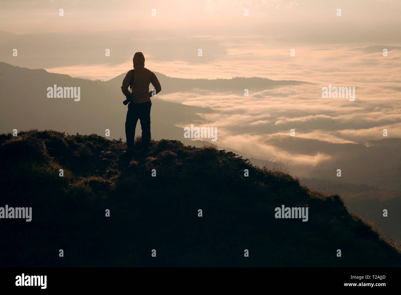 Silhouette der Mann, der in die Karpaten Gebirge bei Sonnenaufgang Stockfoto