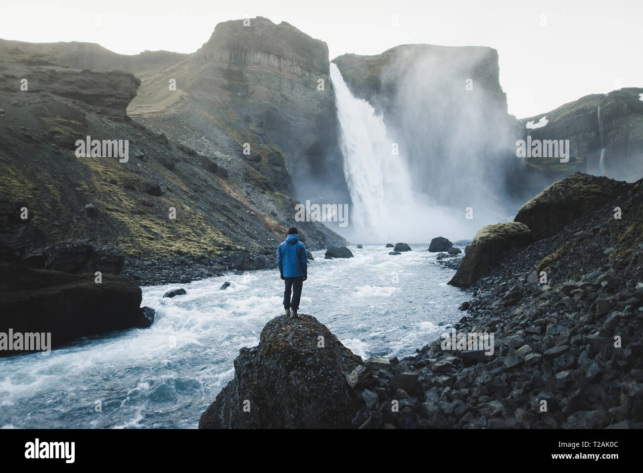 Wanderer durch Wasserfall Haifoss in Island Stockfoto