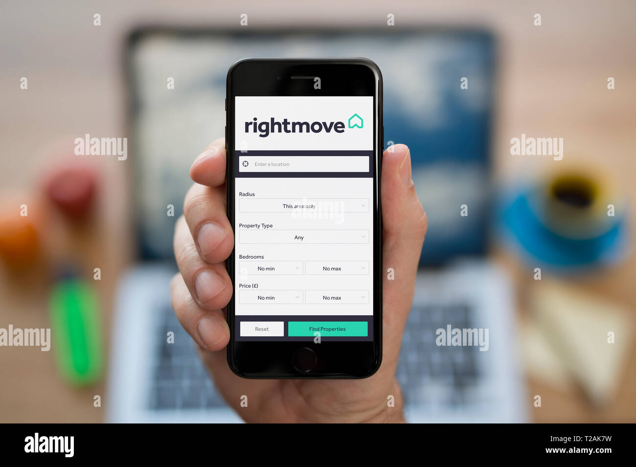 Ein Mann schaut auf seinem iPhone die zeigt die Rightmove Logo (nur redaktionelle Nutzung). Stockfoto Ein Mann schaut auf seinem iPhone die zeigt die Rightmove Logo (nur redaktionelle Nutzung). Stockfoto