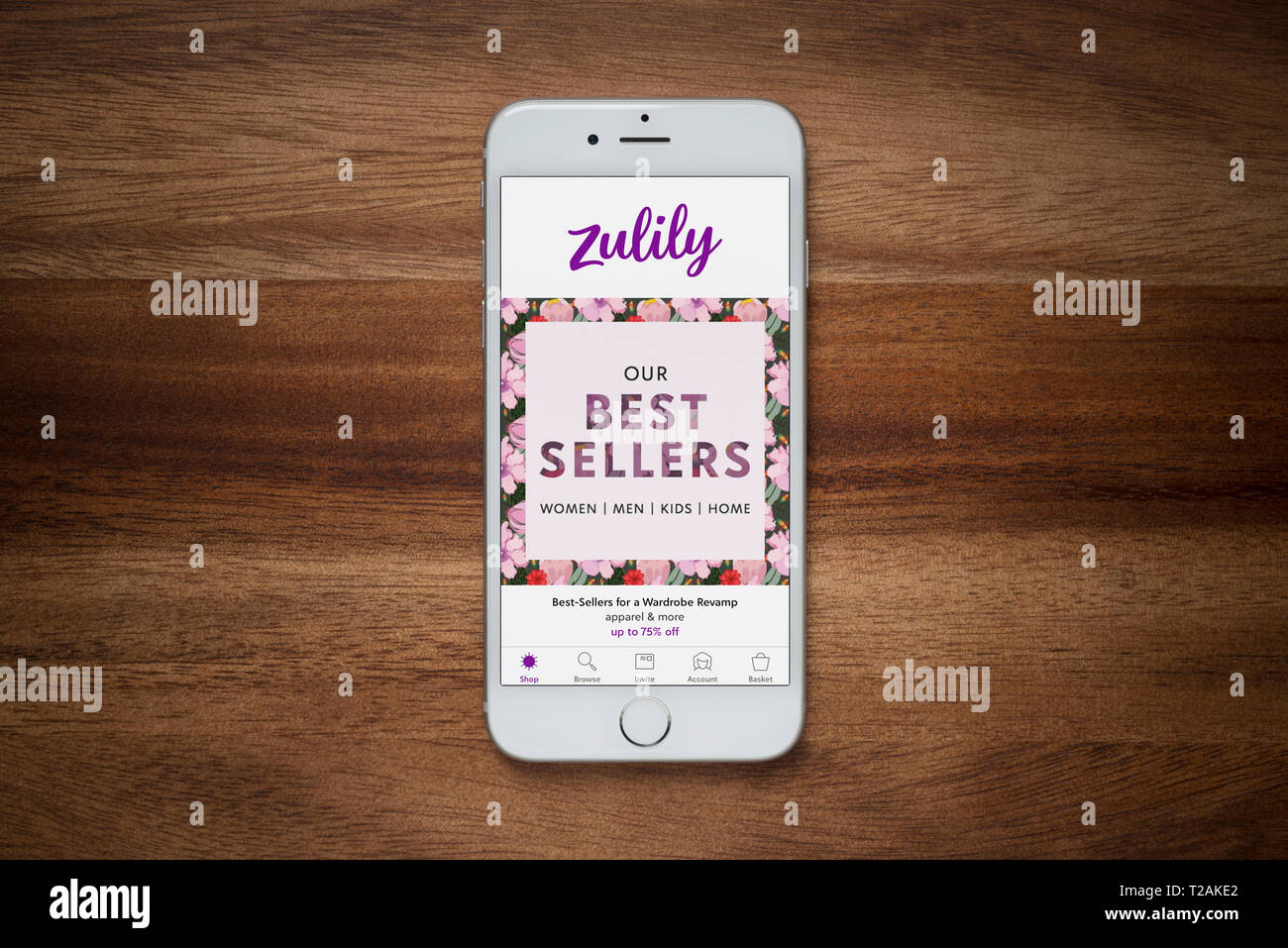 Ein iPhone mit der Zulily Website beruht auf einem einfachen Holztisch (nur redaktionelle Nutzung). Stockfoto