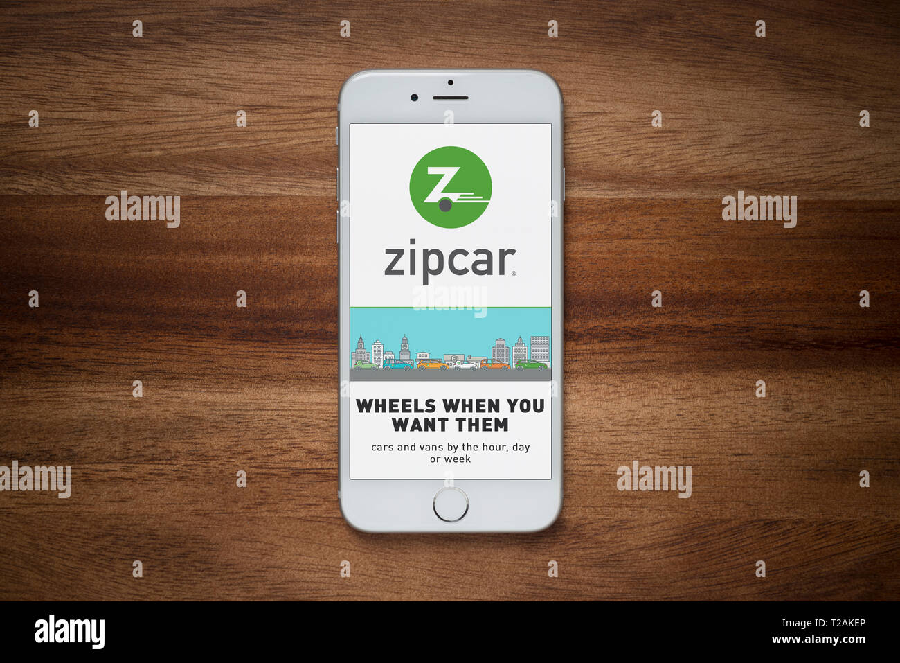 Ein iPhone zeigt die Zipcar Website beruht auf einem einfachen Holztisch (nur redaktionelle Nutzung). Stockfoto