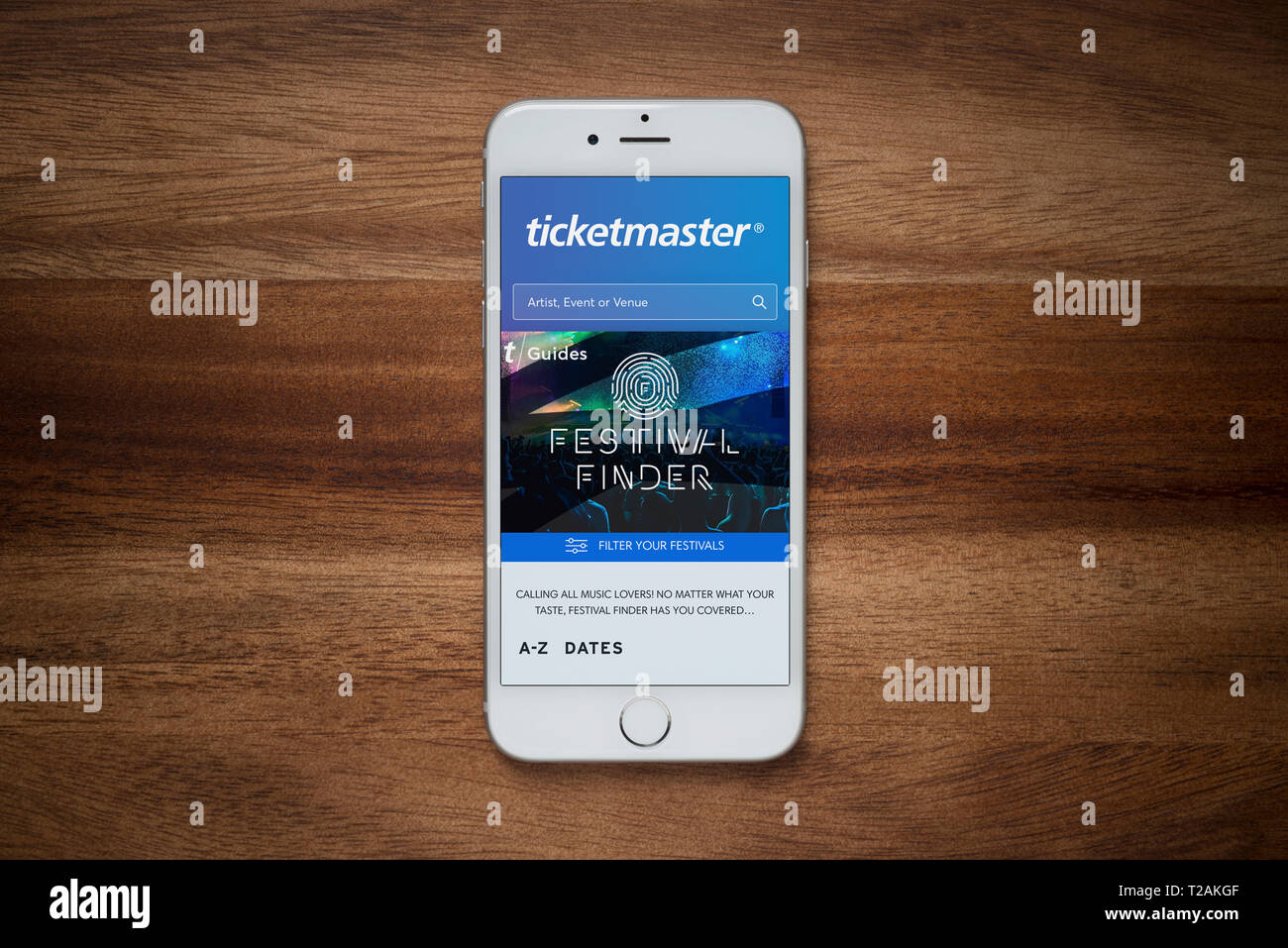 Ein iPhone mit Ticketmaster Website beruht auf einem einfachen Holztisch (nur redaktionelle Nutzung). Stockfoto