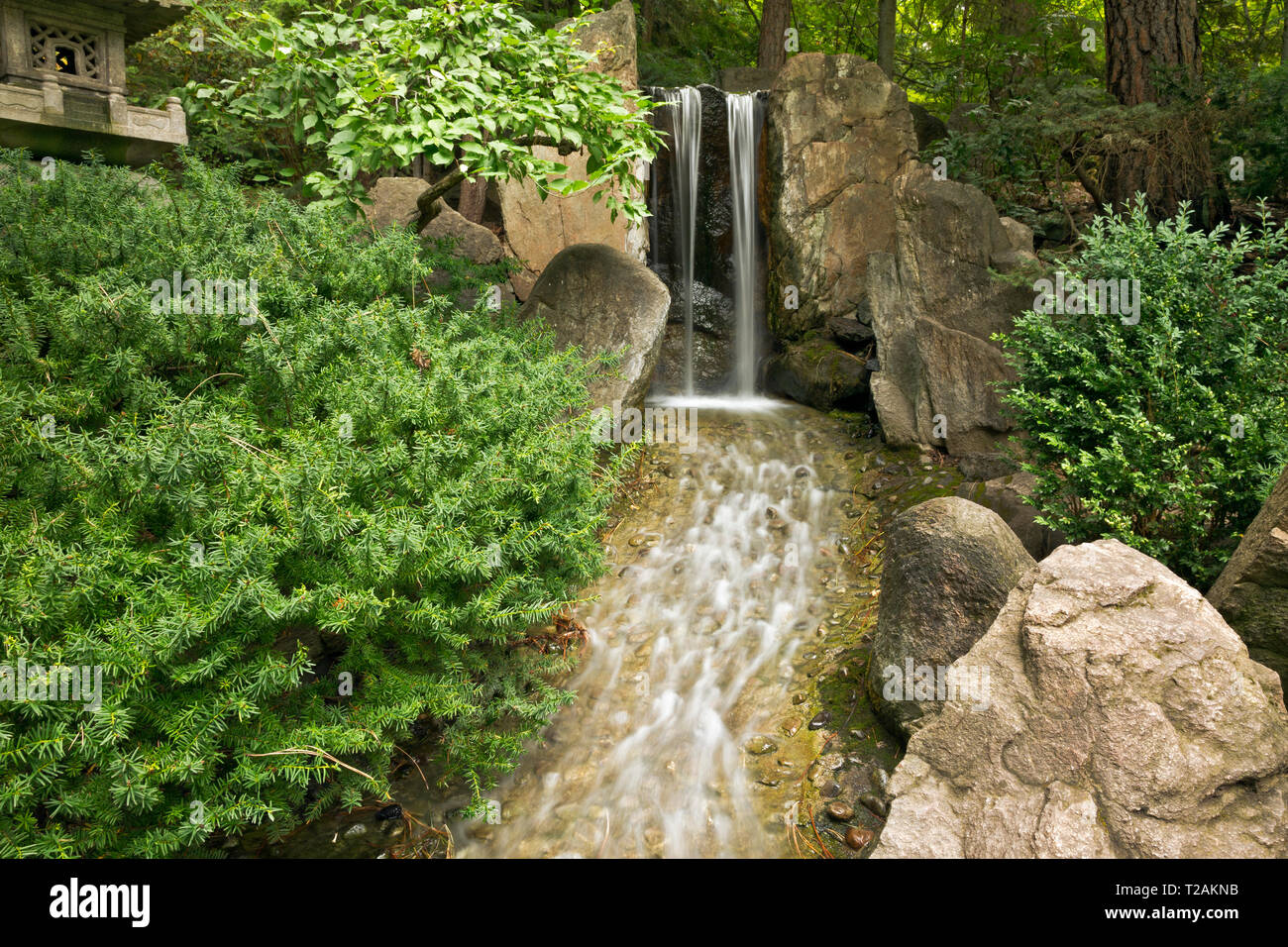 WA 16099-00 ... WASHINGTON - Wasserfall an der Nishinomiya Tsutakawa Japanischer Garten an Manito City Park in Spokane. Stockfoto