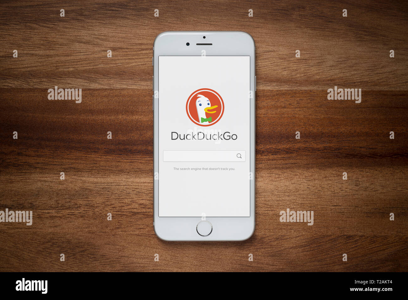 Ein iPhone zeigt die DuckDuckGo Website beruht auf einem einfachen Holztisch (nur redaktionelle Nutzung). Stockfoto