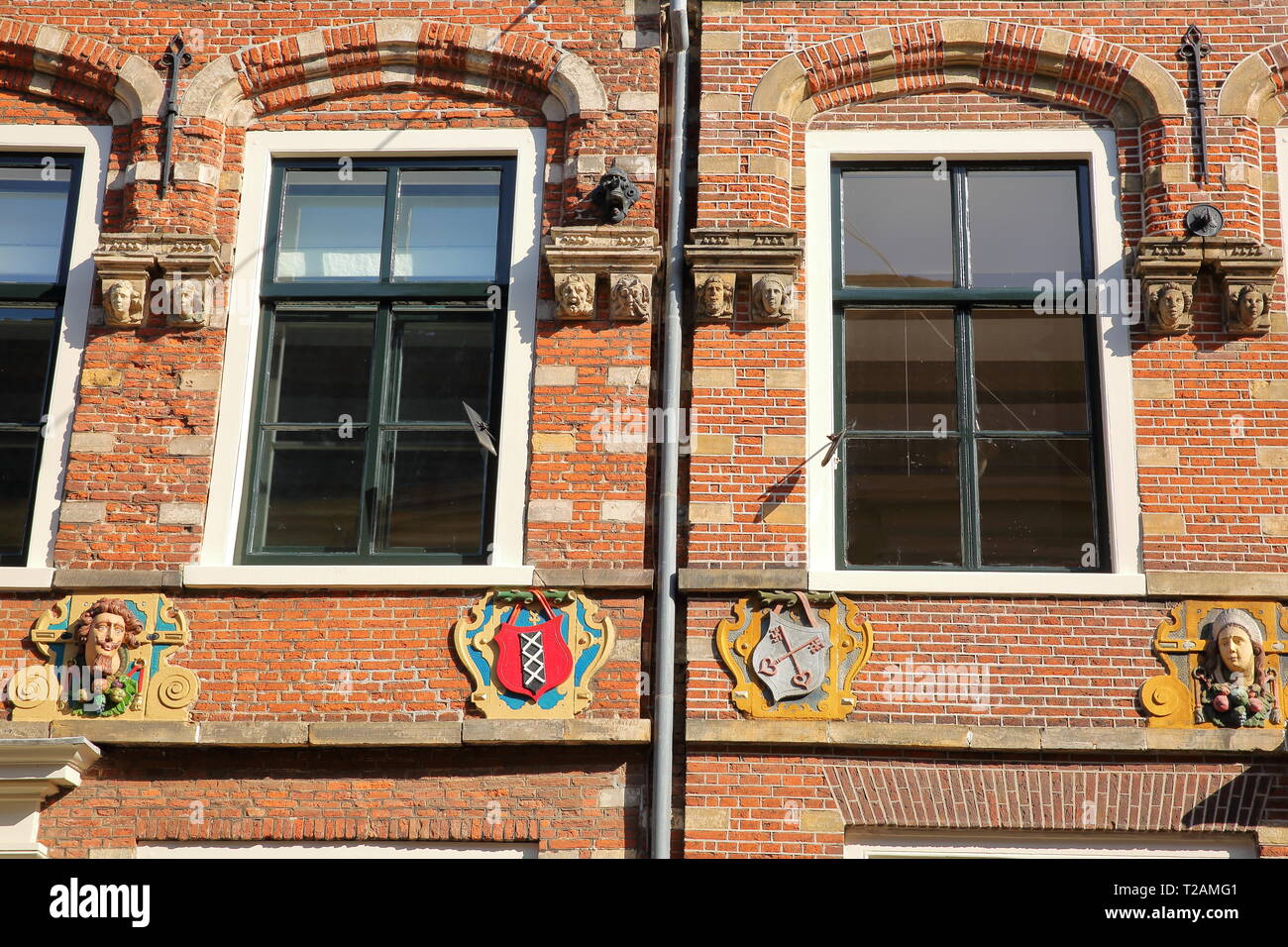 Details der Schnitzereien der Hausfassade auf jansstraat Straße in Haarlem, Niederlande Stockfoto