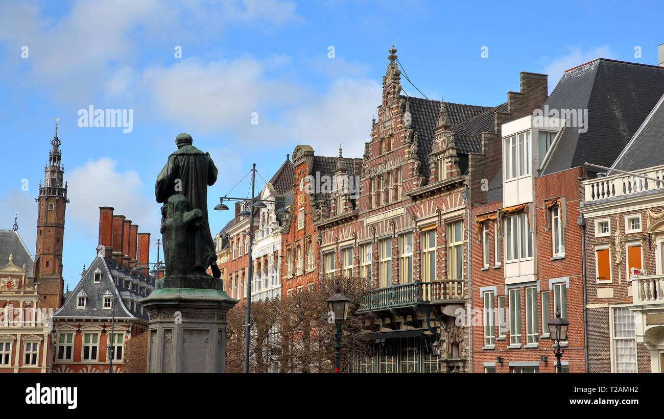 Der Grote Markt mit verzierten und farbenfrohen traditionellen Gebäuden in Haarlem, Niederlande, und mit der Statue von Laurens Janszoon Coster (1722) Stockfoto