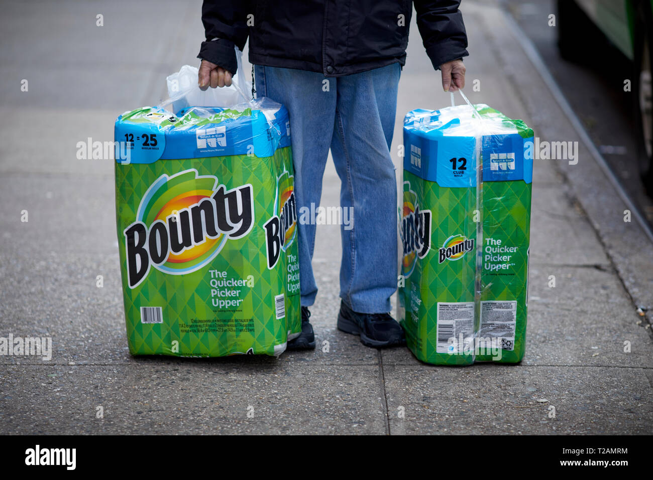 Großpackungen Von Bounty Select-A-Papier Handtücher Amerikanische  Papiertuch Produkt Von Procter&Gamble Hergestellt Stockfotografie - Alamy