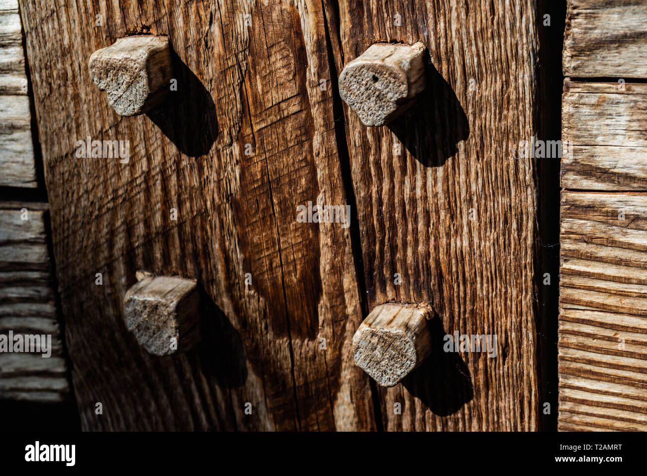 Traditionelle Dübel Tischlerei auf Post- und Strahl Holzbau Stockfoto