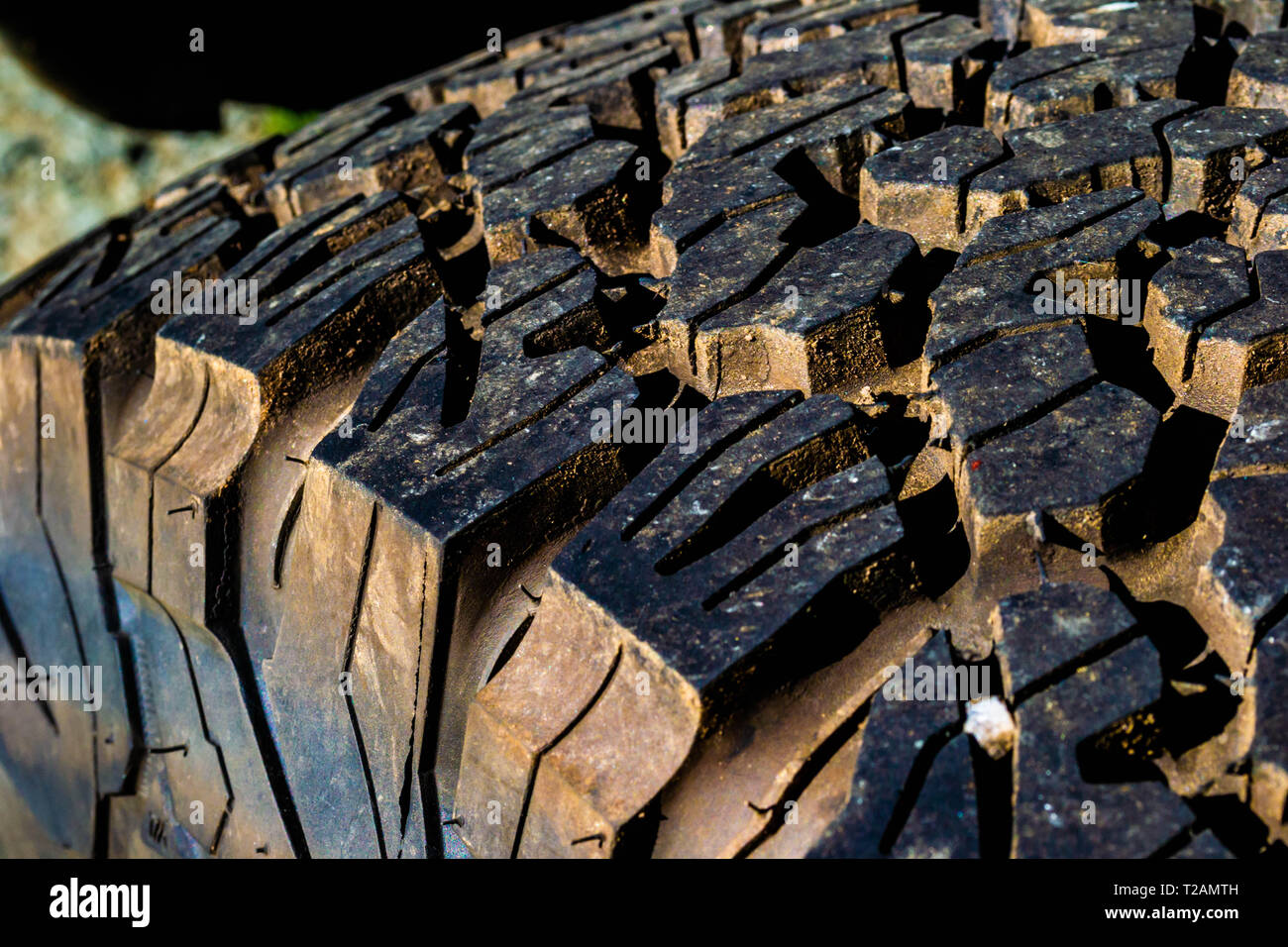 Nahaufnahme der eingesetzten Lkw All-Terrain-Reifen Stockfoto