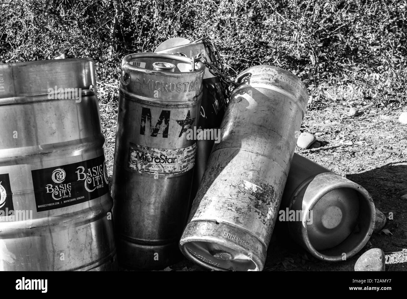 Crozet, VA - März 19, 2019: leere Bierfässer aufgetürmt. Stockfoto