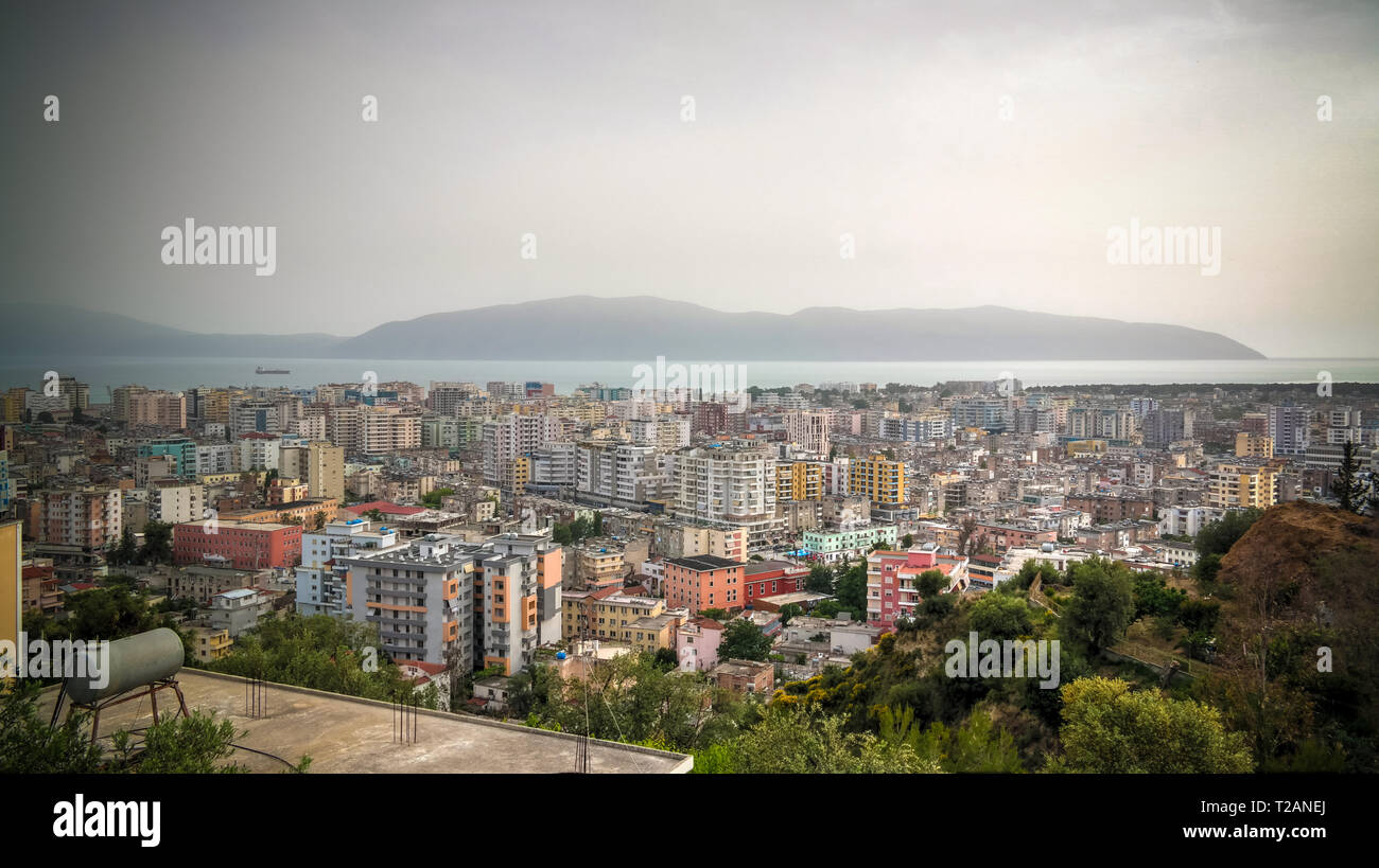 Antenne Panoramablick auf Stadt und Meer Vlore in Albanien Stockfoto