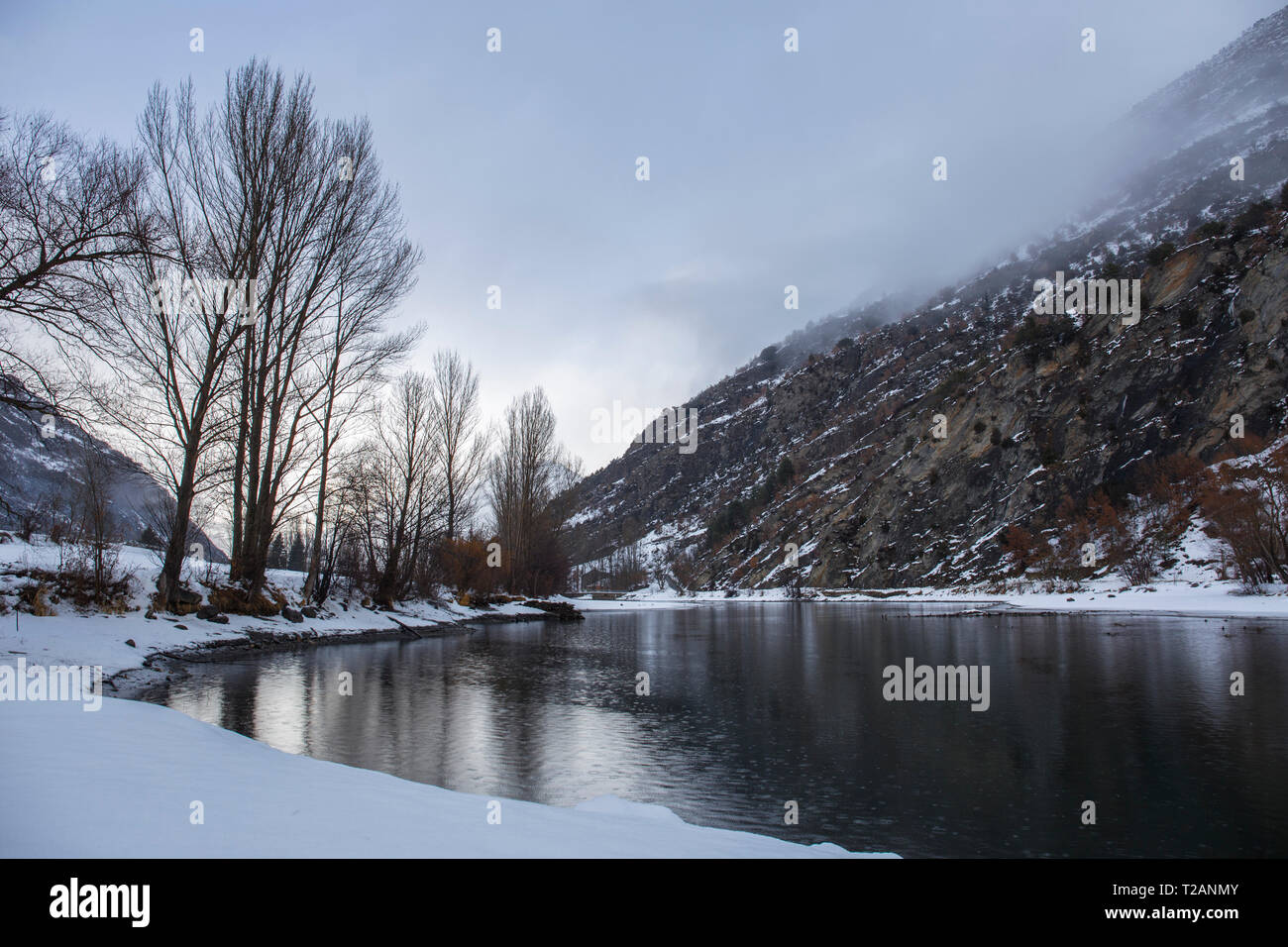 Sumpf des Torrassa im Winter mit Schnee, katalanischen Pyrenäen, Pallars Sobirá, Lleida, Katalonien, Spanien. Stockfoto