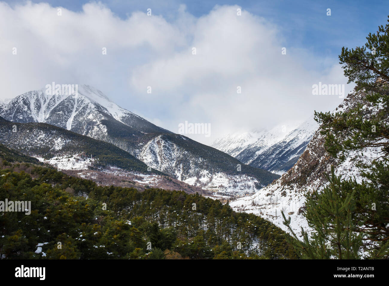 Berge und Stadt Espot Schnee im Winter, Pallars Sobirá, katalanischen Pyrenäen, Lleida, Katalonien, Spanien. Stockfoto