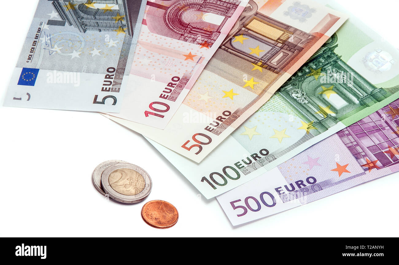 Euro, Geld, Währung, Münzen und Banknoten auf Weiß Stockfoto