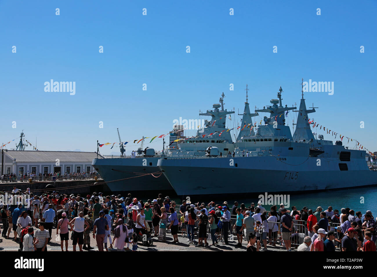 Die Besucher der Südafrikanischen Marine Tag der Offenen Tür warten an Bord  Fregatten in der V&A Waterfront, Cape Town, Südafrika Stockfotografie -  Alamy