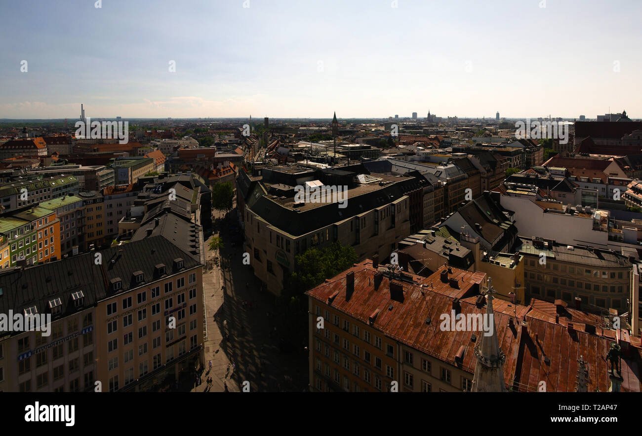 Antenne Panoramablick in die Münchner Innenstadt von Rathaus-Glockenspiel, Bayern, Deutschland Stockfoto