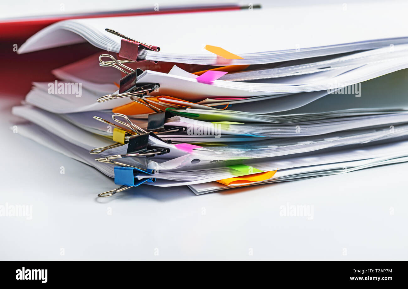 Haufen verschiedene Dokumente, Berichte und Empfang mit bunten Büroklammer auf weißem Hintergrund. Business und Finanzen Konzepte Stockfoto
