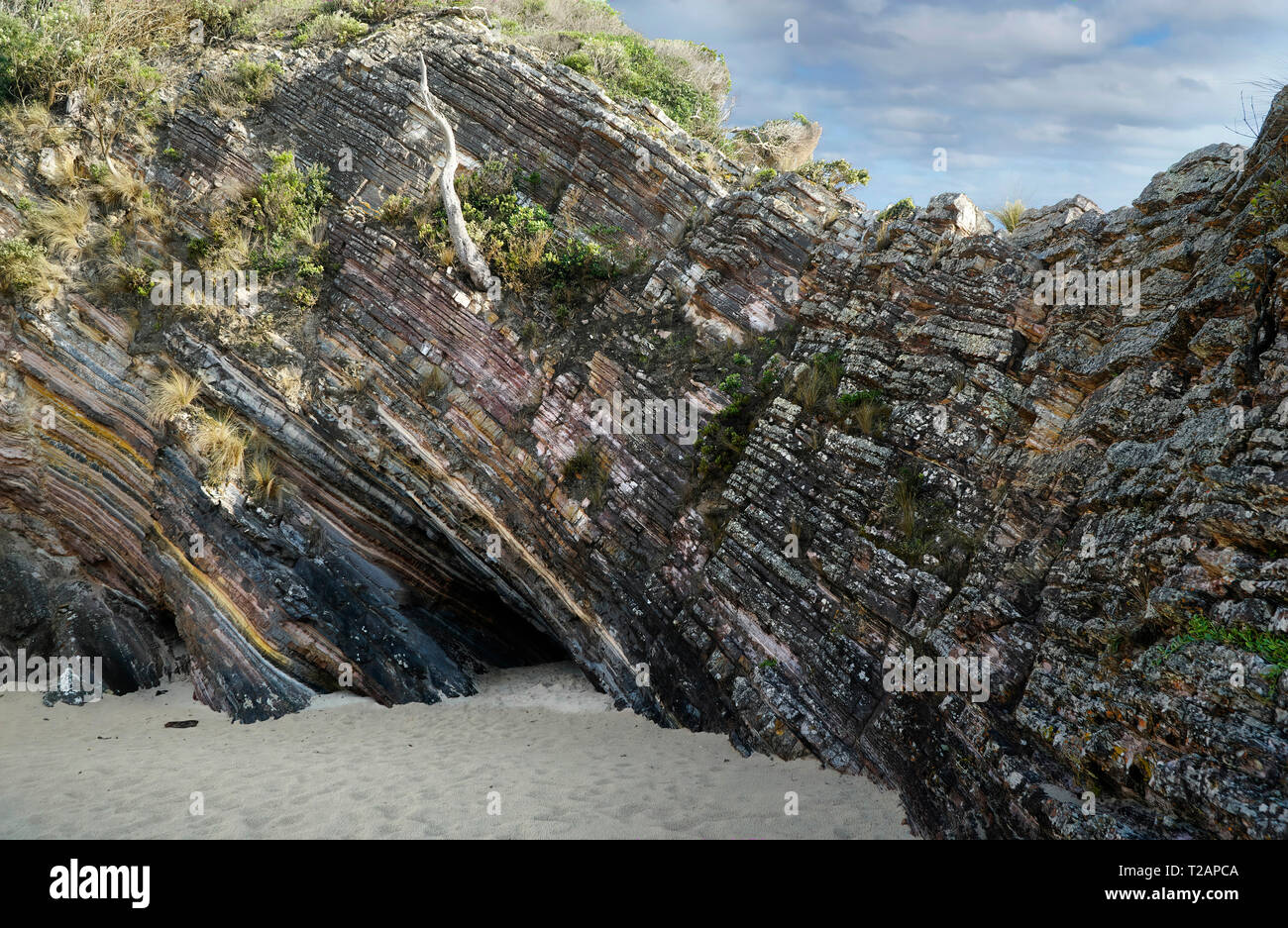 Steinbruch Strand in Victoria Australien. Schichten von farbigen Schiefer Stockfoto