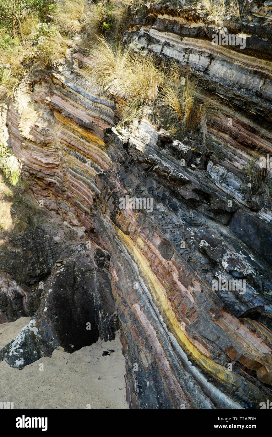 Steinbruch Strand in Victoria Australien. Schichten von farbigen Schiefer Stockfoto