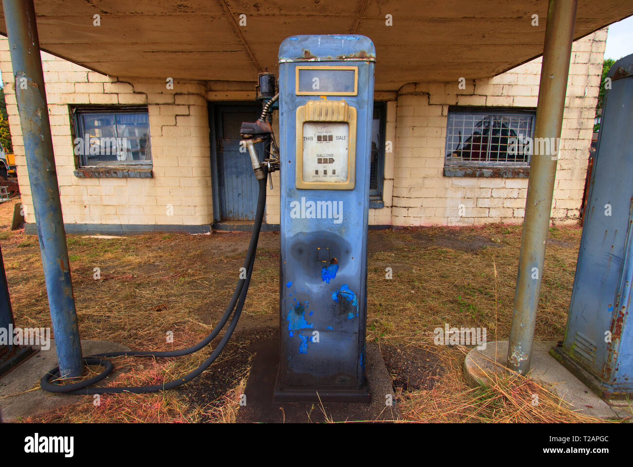 Eine stillgelegte Tankstelle mit retro Tankstelle bowser im ländlichen Australien. Elektroautos werden Tankstellen überflüssig machen. Stockfoto