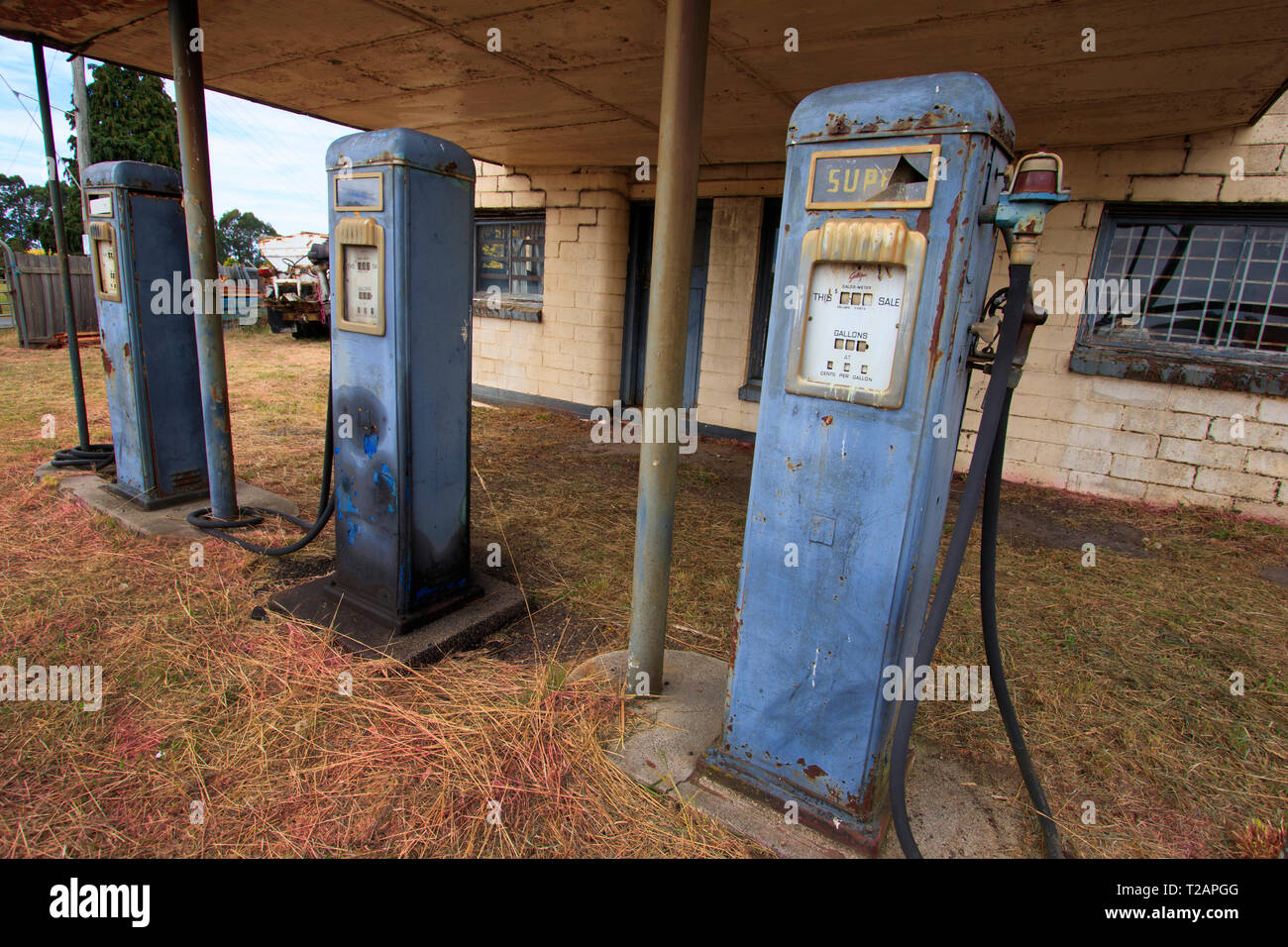 Eine stillgelegte Tankstelle mit retro Tankstelle bowser im ländlichen Australien. Elektroautos werden Tankstellen überflüssig machen. Stockfoto