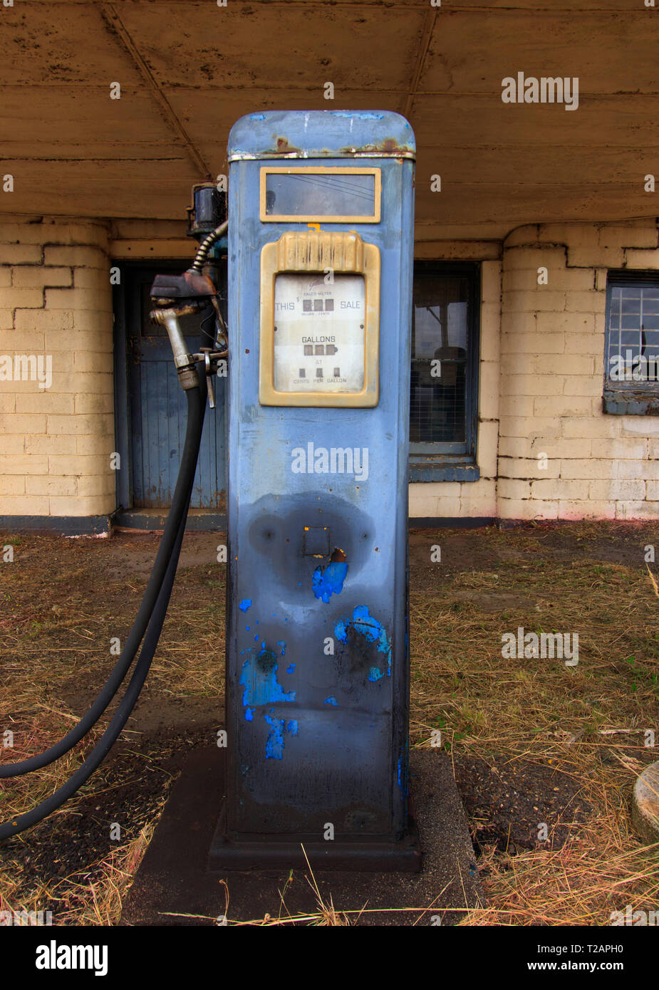 Eine stillgelegte Tankstelle mit retro Tankstelle bowser im ländlichen Australien. Elektroautos werden Tankstellen überflüssig machen. Stockfoto